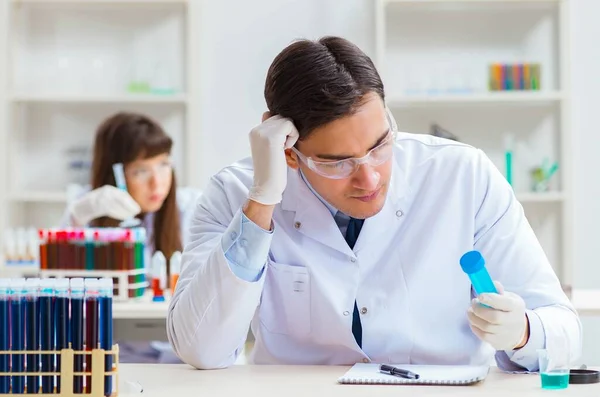 Due chimici che lavorano in laboratorio sperimentando — Foto Stock