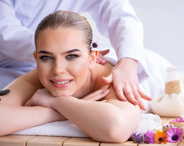 Femme pendant la séance de massage au spa — Photo