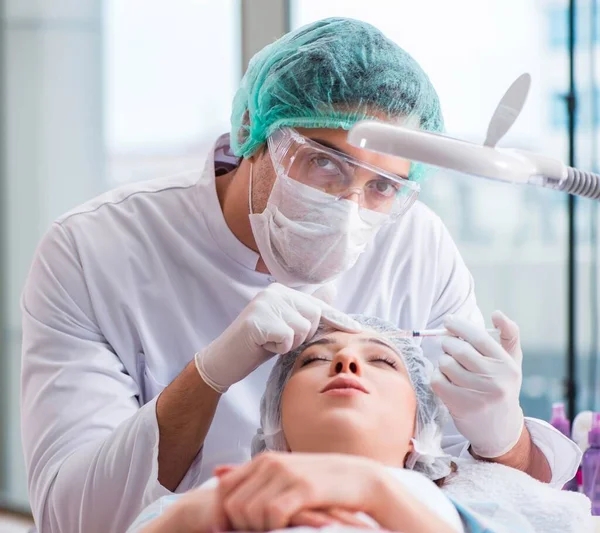 Kvinna besöker läkare för plastikkirurgi — Stockfoto