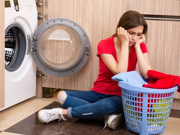 Mulher lavando roupa em casa — Fotografia de Stock