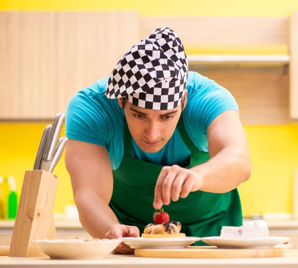 Hombre cocinar la preparación de pastel en la cocina en casa — Foto de Stock