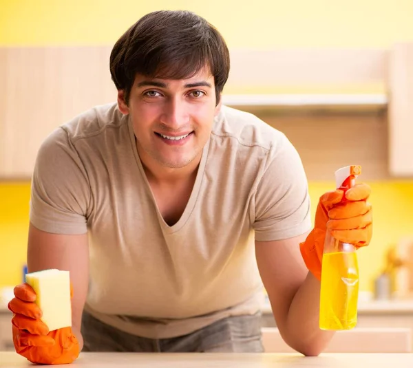 한 남자가 집에서 주방 청소를 하고 있다 — 스톡 사진