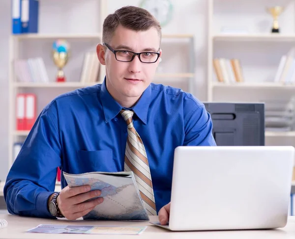 Ung anställd förbereder sig för semester resa — Stockfoto