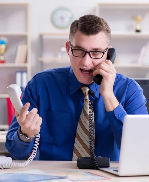 Junger Kaufmann arbeitet im Büro am Schreibtisch — Stockfoto