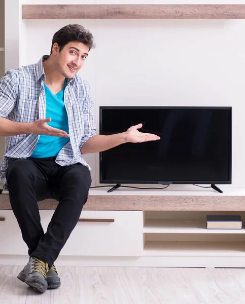 Hombre joven viendo la televisión en casa —  Fotos de Stock