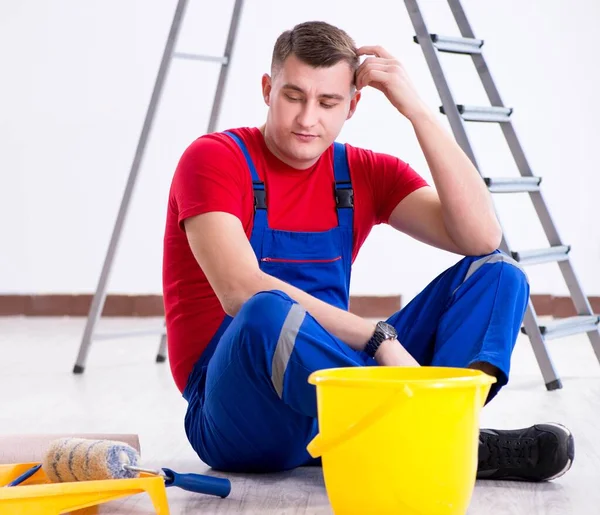 Pintor masculino se preparando para o trabalho de pintura no canteiro de obras — Fotografia de Stock