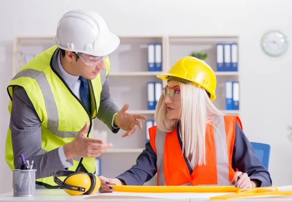 Trabajadores de la construcción discutiendo en la oficina antes de comenzar —  Fotos de Stock