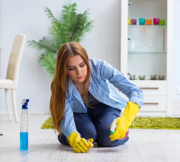 Jonge vrouw schoonmaken vloer thuis doen klusjes — Stockfoto