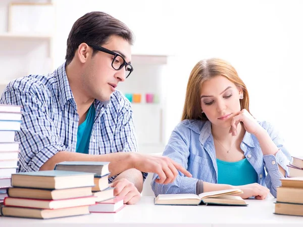 Par av studenter som studerar för universitetsexamen — Stockfoto