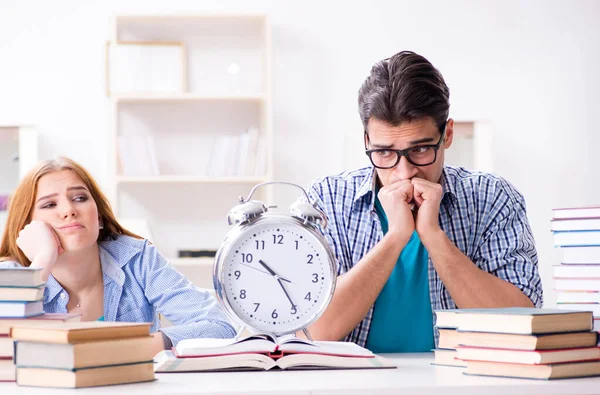 Dos estudiantes se quedaron sin tiempo para prepararse para los exámenes — Foto de Stock