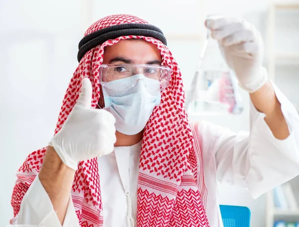 Químico árabe verificando la calidad del agua potable —  Fotos de Stock