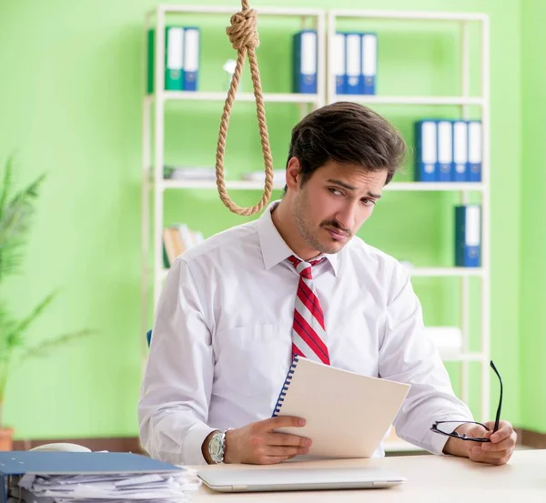 Wanhopige zakenman denkt aan zelfmoord op kantoor — Stockfoto
