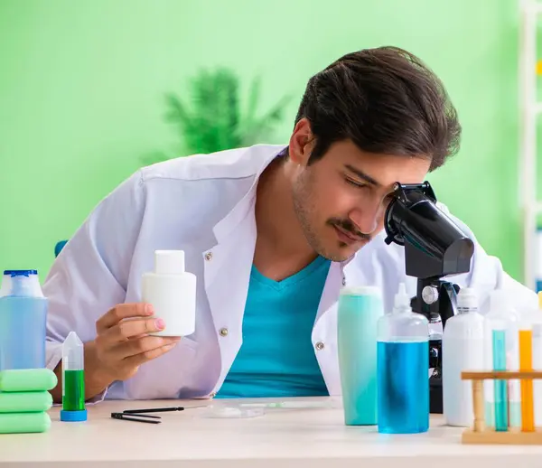 Chemiker testet Seife im Labor — Stockfoto