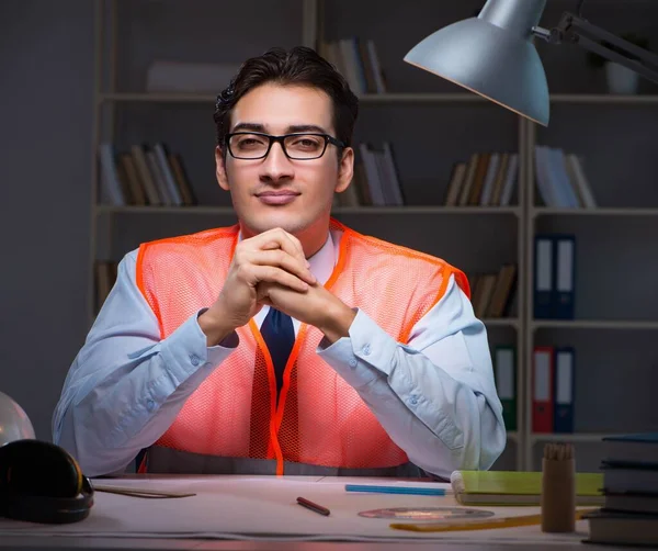 Bauarchitekt arbeitet spät in der Nacht an Zeichnungen — Stockfoto