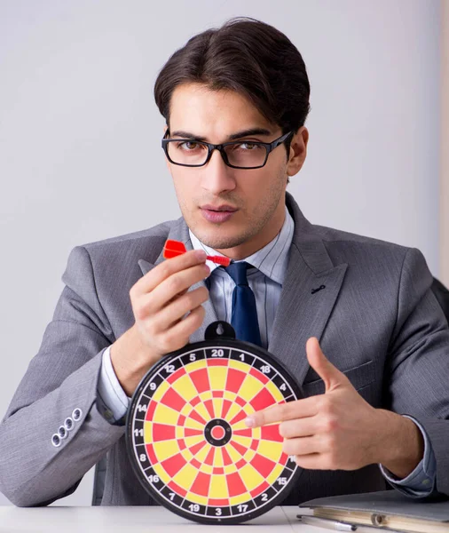 Geschäftsmann mit Dartscheibe sitzt im Büro — Stockfoto