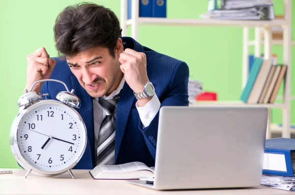 Uomo d'affari infelice con il lavoro eccessivo seduto in ufficio — Foto Stock