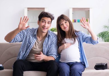 Genç çift sanal gerçeklik gözlüğü deniyor.