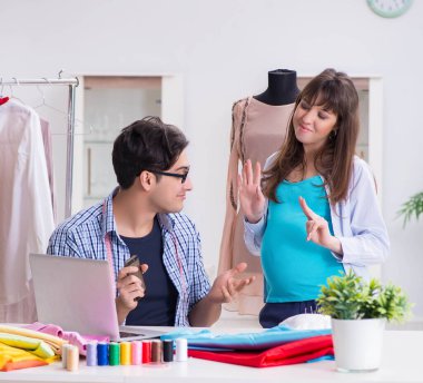 Hamile kadın yeni kıyafet için terziye gidiyor.