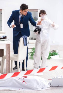 Adli tıp dedektifi suç mahallinde.