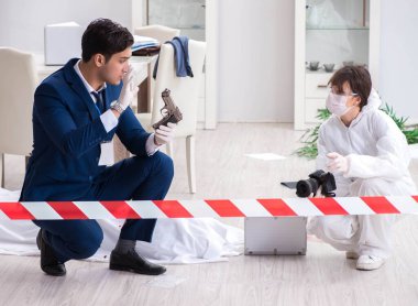 Adli tıp dedektifi suç mahallinde.