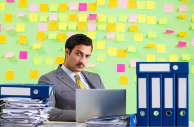 İş adamı önceliklerinde sorun yaşıyor.