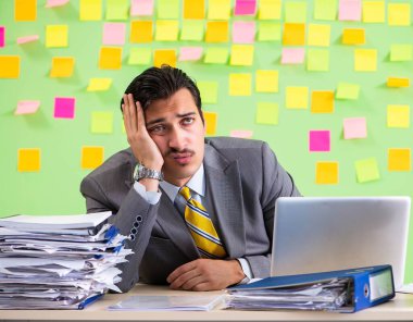 İş adamı önceliklerinde sorun yaşıyor.