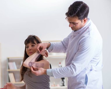 Doktor hastaların eklem esnekliğini kontrol ediyor