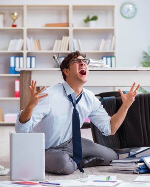 İflas etmiş işadamı ofis katında kızgın.