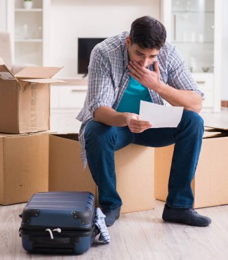 İşsiz bir adam haciz mektubu alıyor.