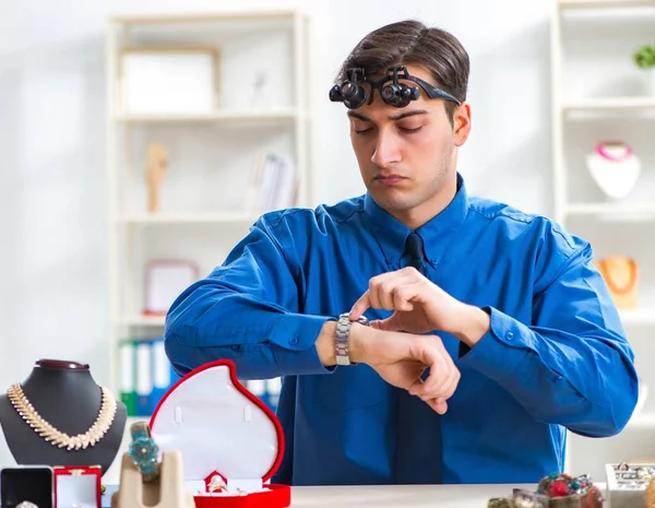 Gioielliere che lavora con gioielli di lusso in officina — Foto Stock