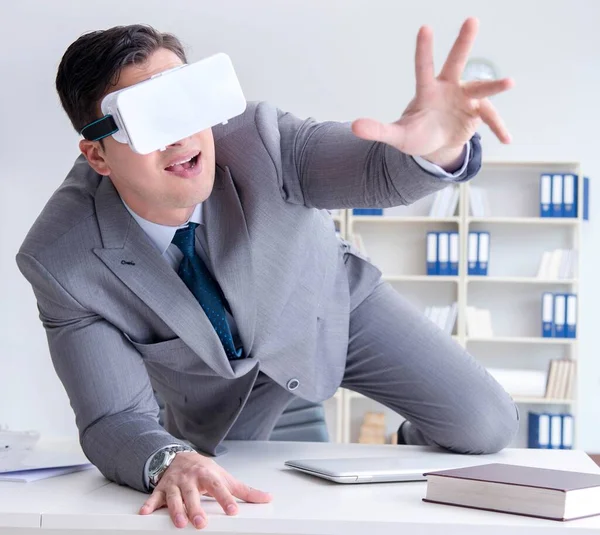 現代技術の仮想現実メガネを持つビジネスマン共同 — ストック写真