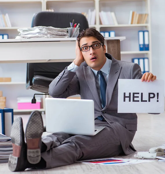 Junge hübsche Angestellte sitzen auf dem Fußboden im Büro — Stockfoto