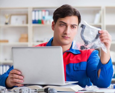 Proje üzerinde çalışan üniformalı bir işçi