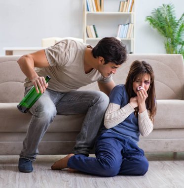 Sarhoş koca aile içi şiddet kavramında karısını taciz ediyor.