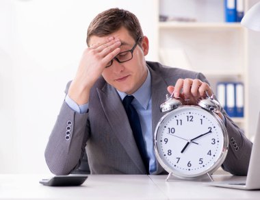 Acil ve son teslim tarihi konseptinde alarm veren bir işadamı.