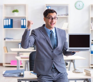 Masada çalışan yakışıklı bir işadamı.