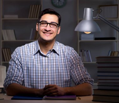 Gece geç saatte sınavlara hazırlanan öğrenci.