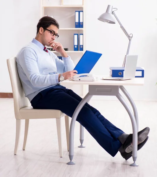 Joven hombre de negocios guapo empleado que trabaja en la oficina en el escritorio — Foto de Stock