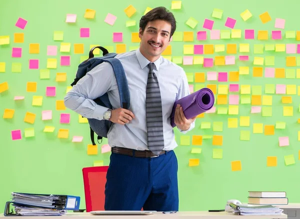 Mann im Büro mit vielen widersprüchlichen Prioritäten bereitet sich vor — Stockfoto