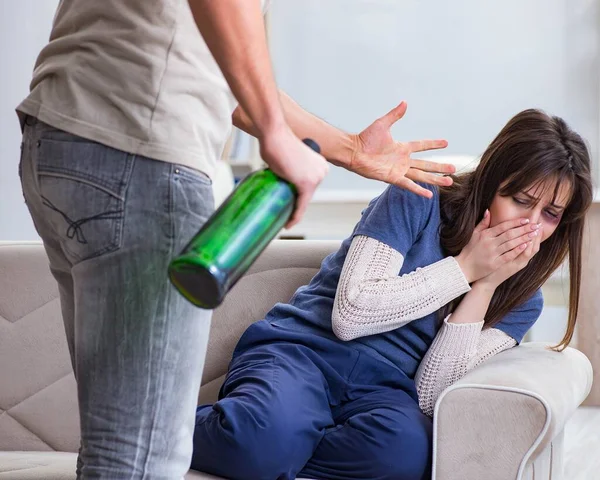 Esposo bêbado abusando da esposa no conceito de violência doméstica — Fotografia de Stock