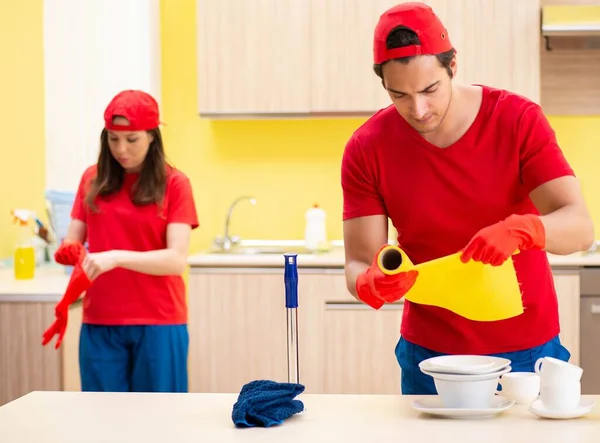 Empreiteiros profissionais de limpeza que trabalham na cozinha — Fotografia de Stock