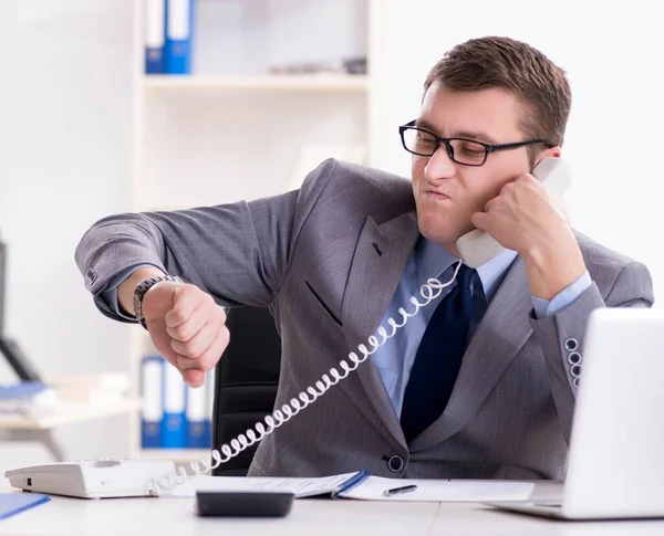 Mitarbeiter eines Geschäftsmannes telefoniert im Büro — Stockfoto