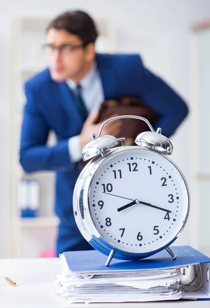 Zakenman in slecht time management concept — Stockfoto