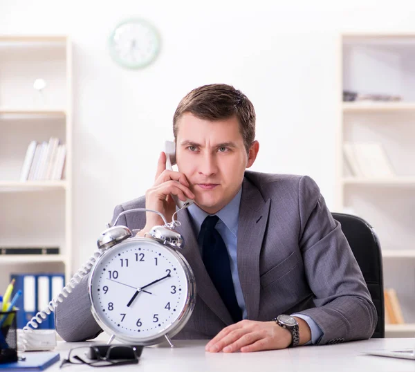 Empregado empresário em conceito de urgência e prazo com alarme — Fotografia de Stock