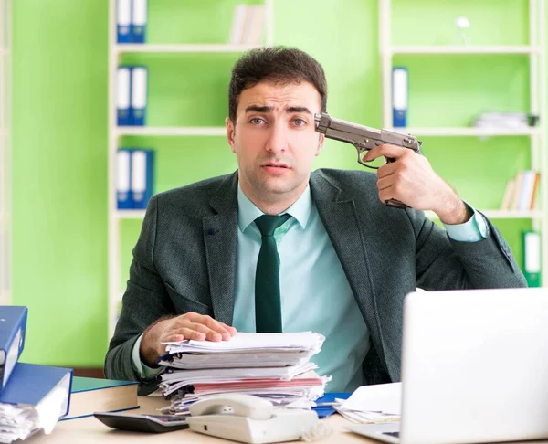 Empresario enojado con el trabajo excesivo sentado en la oficina —  Fotos de Stock