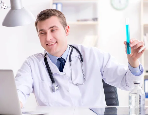 Männlicher Arzt schaut sich Laborergebnisse im Krankenhaus an — Stockfoto