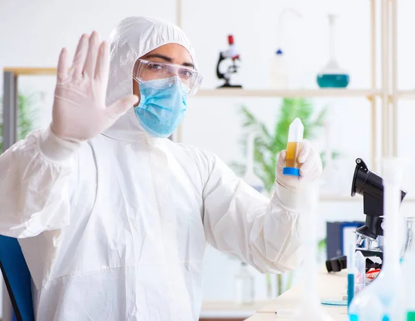 Jovem estudante de química que trabalha em laboratório em produtos químicos — Fotografia de Stock