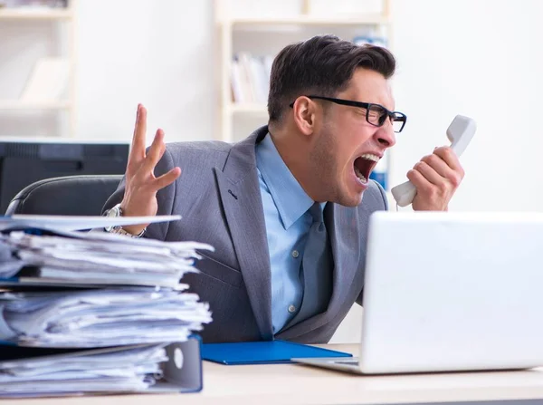 Wanhopige trieste werknemer moe aan zijn bureau in call center — Stockfoto