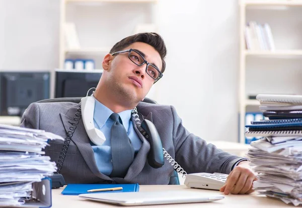 Zdesperowany smutny pracownik zmęczony przy biurku w call center — Zdjęcie stockowe
