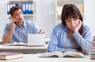 Sınıfta oturan ve okuyan öğrenciler